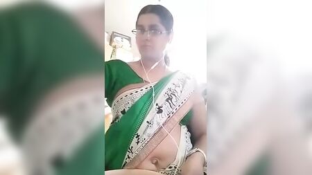 Professora tamil sensual a mostrar os seios e o umbigo ao namorado