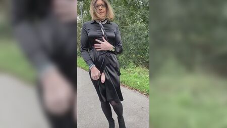 vestido de cetim preto, masturbação com o clitóris