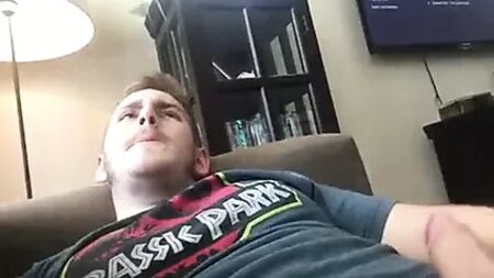 Que rapaz sensual! Uma forma diferente de se masturbar