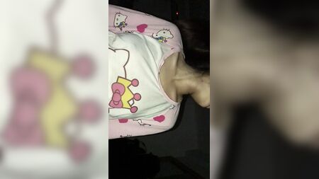 Menina chinesa baixinha de pijama 1