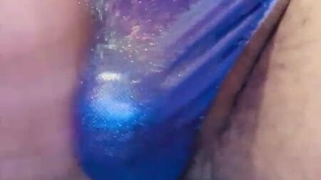 Brincadeira com o volume da tanga de cetim roxo