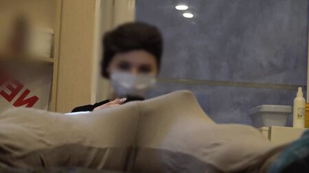 Exibição do pénis em ereção numa consulta na esteticista