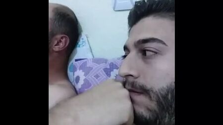 Dois amigos turcos heterossexuais ficam excitados e se masturbam no Periscope
