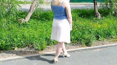 Mulher sensual com um vestido leve, sem sutiã