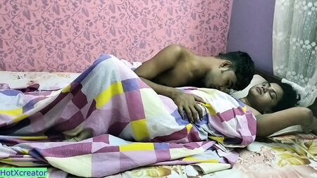 Sexo escaldante à meia-noite com a bhabhi de mamas grandes! Sexo indiano
