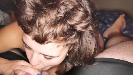 Prostituta com corte à mullet faz sexo oral num tipo de fato de corpo inteiro