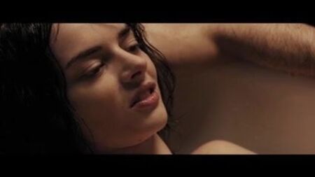 Samara Weaving e Carly Chaikin em cenas de nudez e de sexo