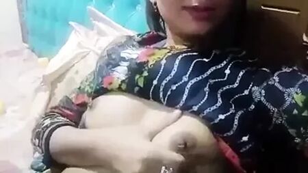Menina de Bangladesh a masturbar-se