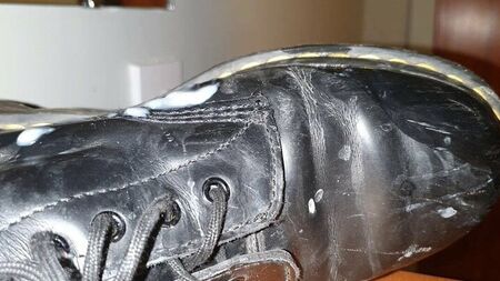 Botas Dr. Martens a ficarem cobertas de esperma