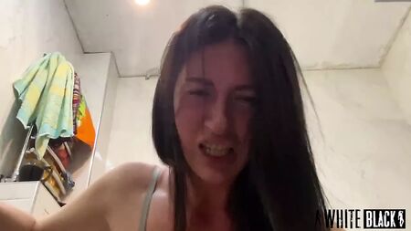 Uma bela MILF dá uma grande ejaculação na pila