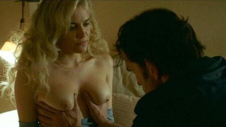 Cena em que Riley Keough aparece em topless no ScandalPlanet.Com