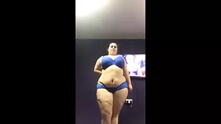 Desnudamento de uma rapariga gordinha