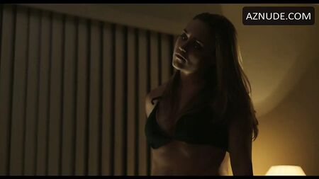 Alice Kremelberg no filme de 2014, com umas cuecas de cetim preto