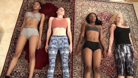 grupo inter-racial de lésbicas excitadas - orgia lésbica com várias participantes