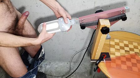 Brinquedo sexual masculino: masturbação com uma máquina de sexo