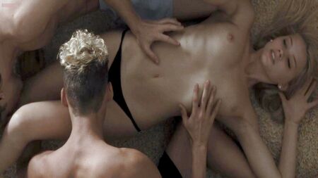 O rabo e as mamas sensuais da Amber Heard