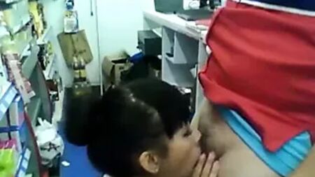 Funcionário de um posto de gasolina recebe sexo oral atrás do balcão
