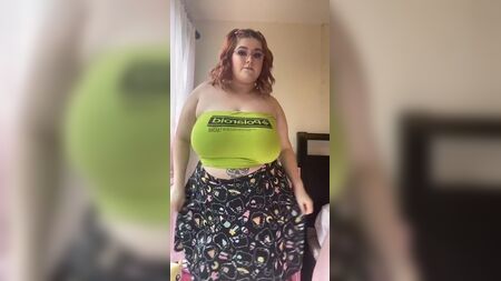 PEACH, UMA MULHER GORDINHA COM SEIOS ENORMES, DE TOP TUBINHO