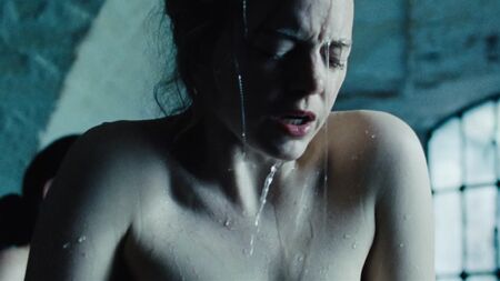 Emma Stone nua, seios, A FAVORITA, mamilos, em topless, seios molhados
