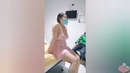 Uma rapariga indiana gordinha adora convidar estranhos para o seu quarto