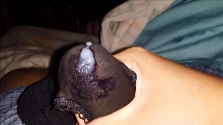 Masturbar-se de cuecas e ejacular no bolso da virilha
