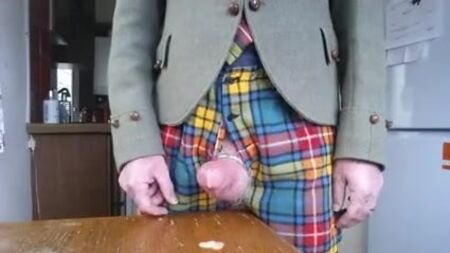 Quando o kilt xadrez do padrasto fica sujo de esperma
