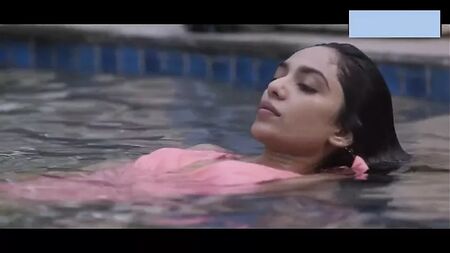 Sobhita Dhulipala em fato de banho: softcore e mamilos à mostra