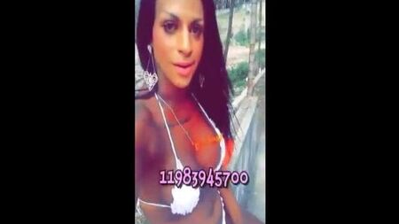Renata Barbosa, trans, masturba-se de várias maneiras