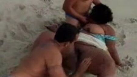 trios com mulheres curvilíneas na praia