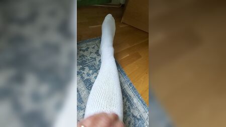 Estou a experimentar as minhas novas meias brancas até à coxa da AA! É a primeira vez!