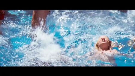 Cena de Suzanne Somers em topless na piscina, do filme «Magnum»