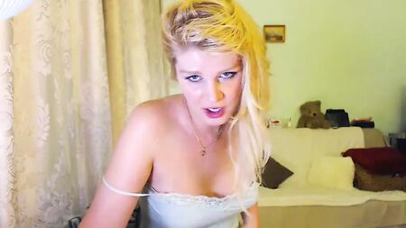 Travesti madura russa, após a cirurgia, a foder uma rata na webcam