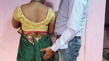O filho do vizinho fodeu a Desi Bhabhi com tanta força que fez a rata dela jorrar completamente