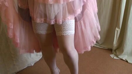 Vestido de dama de honra lilás, anágua rosa e sapatos de salto alto