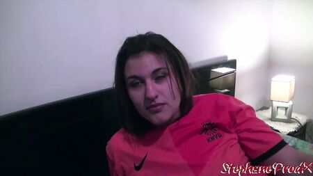 Mirah, uma jovem magrela de 18 anos, para um ménage à trois