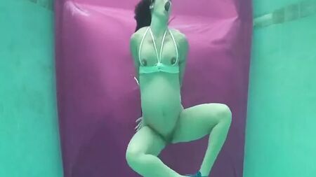 bondage subaquática com grávida