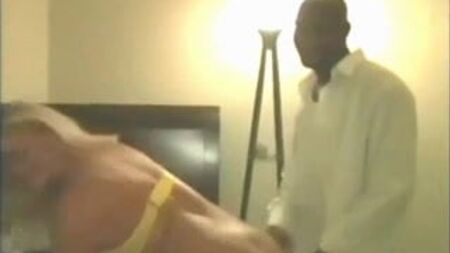 A MILF Alyssa Charles contra 2 grandes paus negros