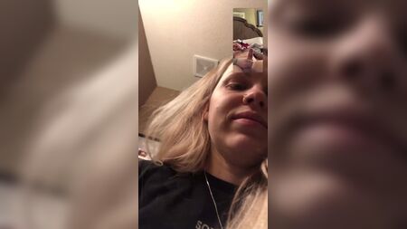 Casal amador: a loira e o namorado fazem uma chamada no FaceTime nus