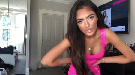 A YOUTUBER ROXANA ROSU COM UM VESTIDO DE PVC ROSA