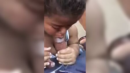 Anã negra com rabo e mamas grandes a montar e a chupar um pau preto
