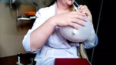 A enfermeira explica como fazer um brinquedo sexual