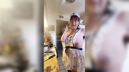 A avó, com o meu avental de renda sensual, a cozinhar camarão com grits