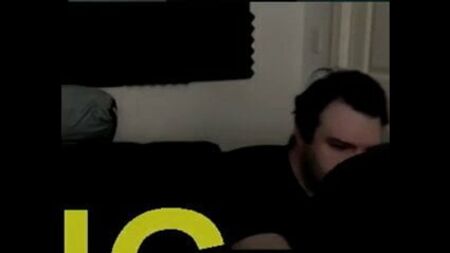 DarksydePhil (Philip Paul Burnell) masturba o seu pénis minúsculo