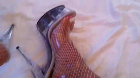 Pés brancos, unhas dos pés transparentes, sapatos de salto alto da Pleaser, meias