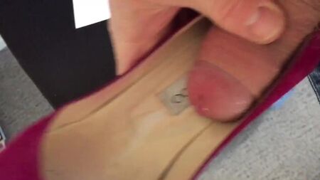 gozou rapidamente nos seus sapatos de salto alto cor-de-rosa da Jimmy Choo