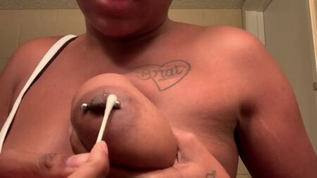 Youtuber negro a trocar os piercings nos mamilos