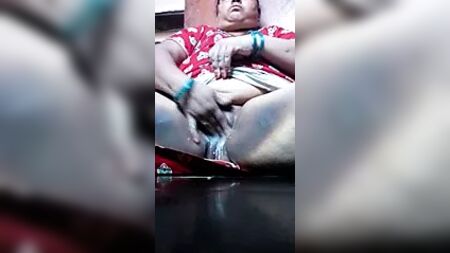 Uma senhora telugu a fazer uma masturbação manual