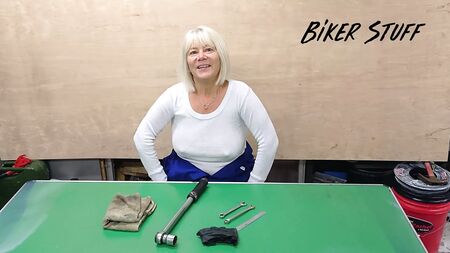 Artigos para motociclistas do Youtuber Hot - Pokies numa camisa branca
