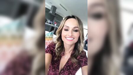 Giada De Laurentiis com um decote pronunciado no vídeo 02