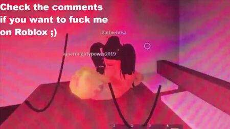 Dois magrinhos fazem sexo um com o outro num jogo do Roblox que se passa num condomínio